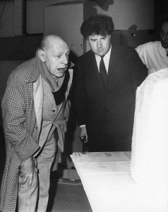 Jean Dubuffet et Claude-Louis Renard devant la maquette de la Villa Falbala, 1971 